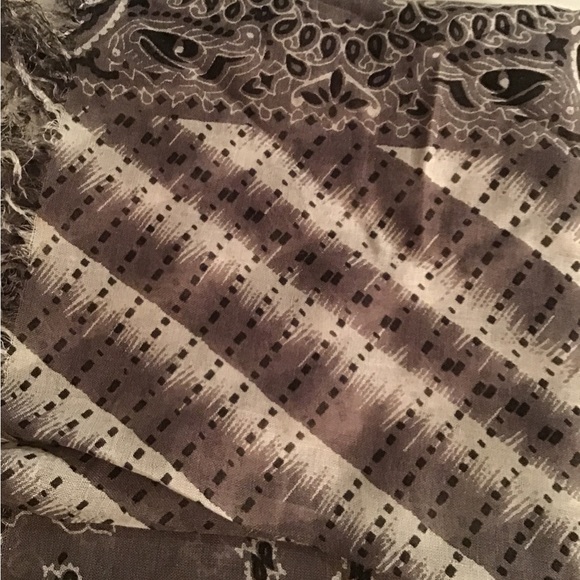 NWT Chan Luu bandana print viscose large shawl - Picture 5 of 9